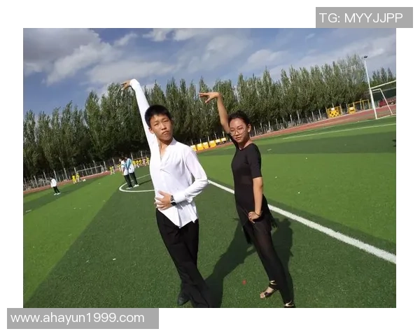 足球明星手环独特设计与魅力展示让你感受运动时尚的无限魅力