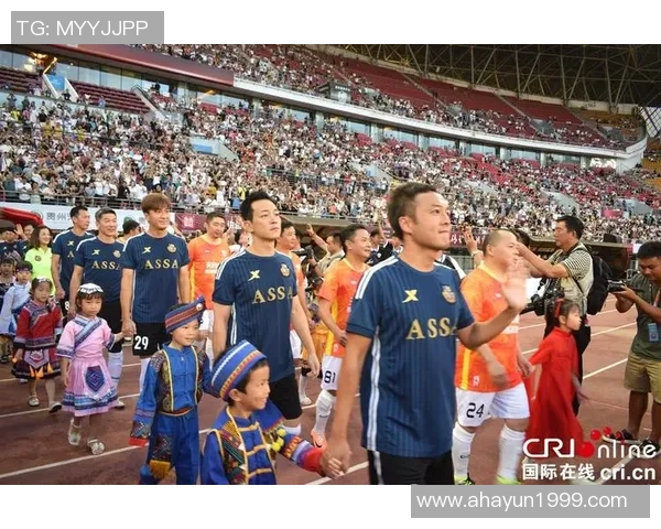 香港足球明星队成龙携手展现足球魅力助力青少年运动发展